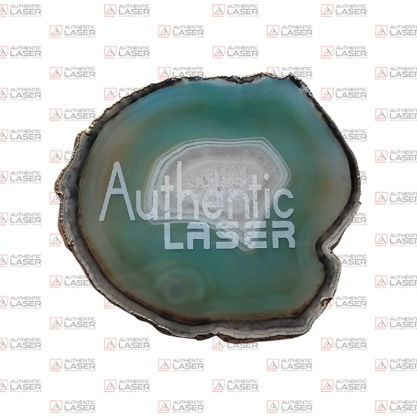 Pedra decorativa com identificação gravada
